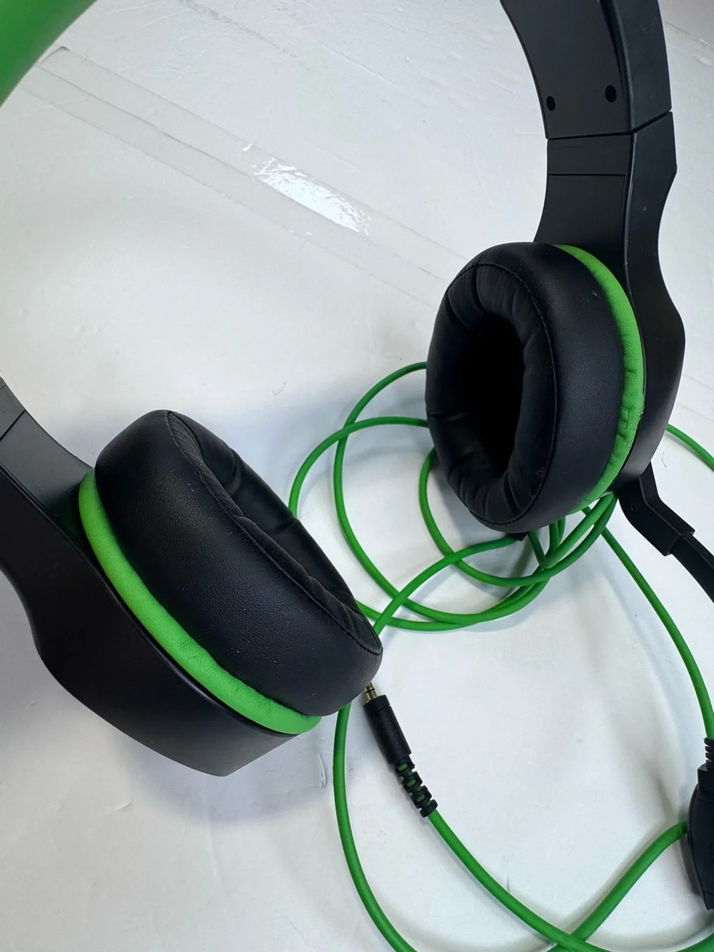 HP Wired Over-Ear Headphones Padded Black/Green 3.5mm Audio Jack Adjustable